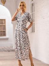 Lässiges Maxikleid mit Leopardenmuster und Schlitz am Saum